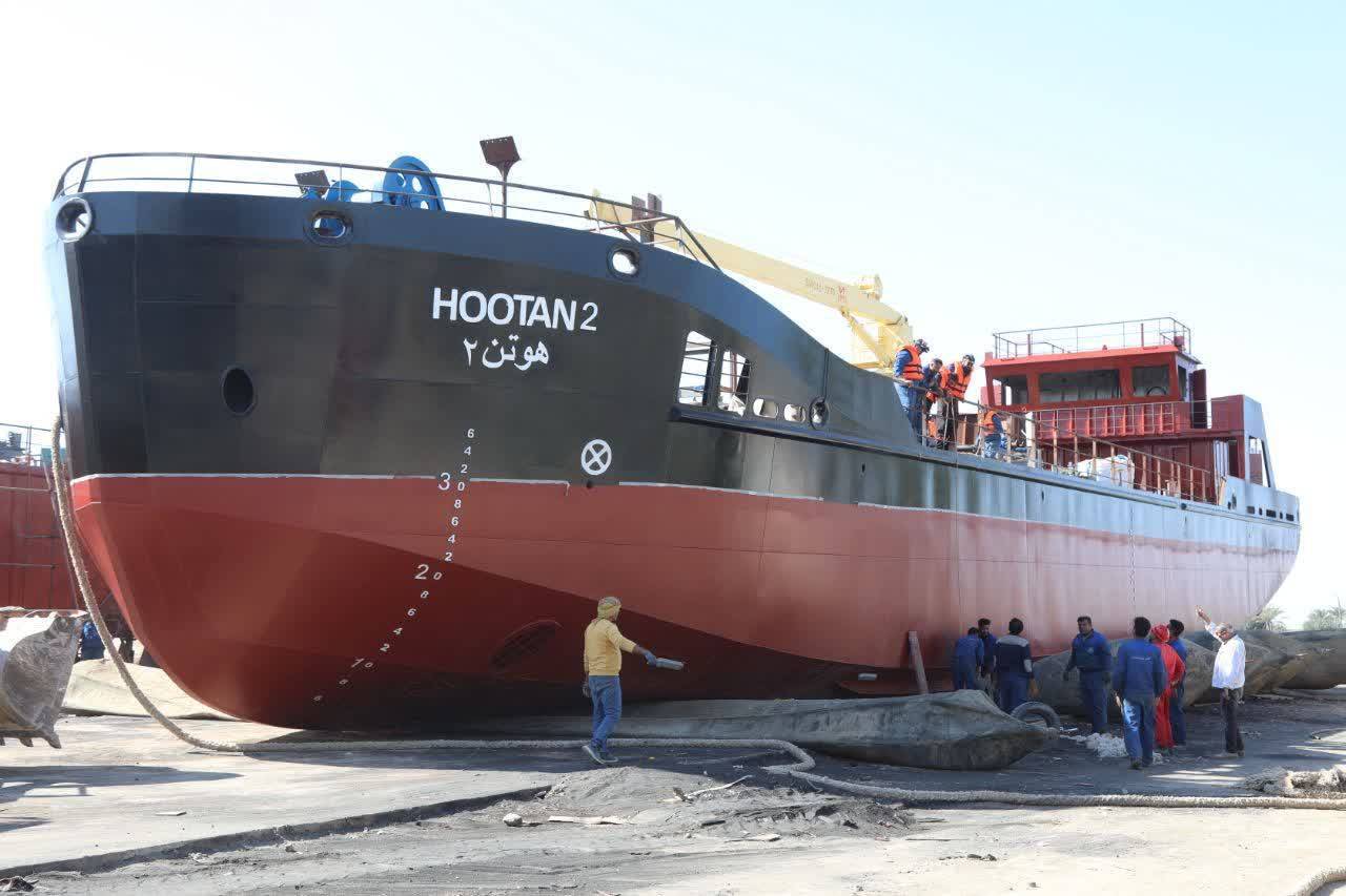 به آب‌اندازی شناور چندمنظوره سوخت‌رسان ساخت کشتی‌سازی اروندان