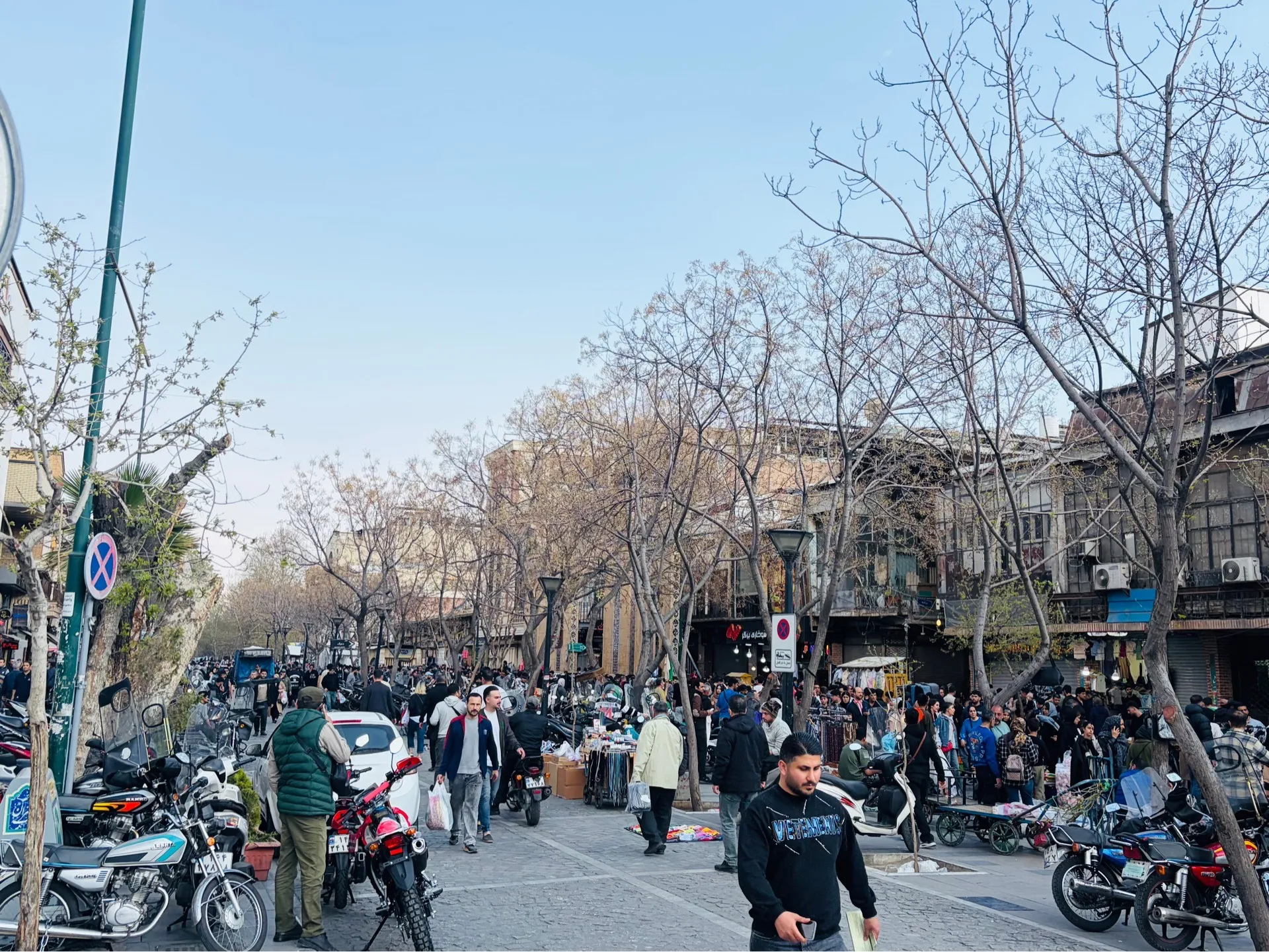 تهرانی‌ها بی‌تفاوت به شرایط جنگی در حال خرید شب عید