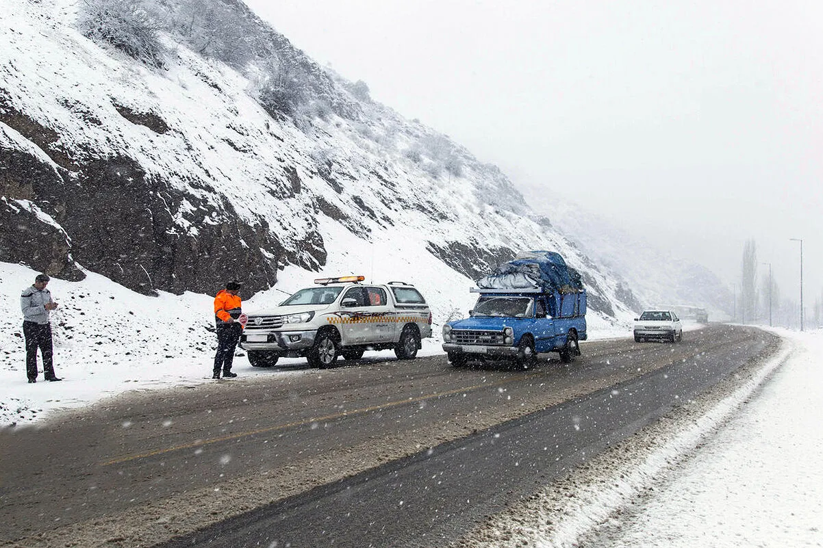 تردد روان در محور‌های شمالی؛ بارش برف و باران در جاده‌های ۷ استان