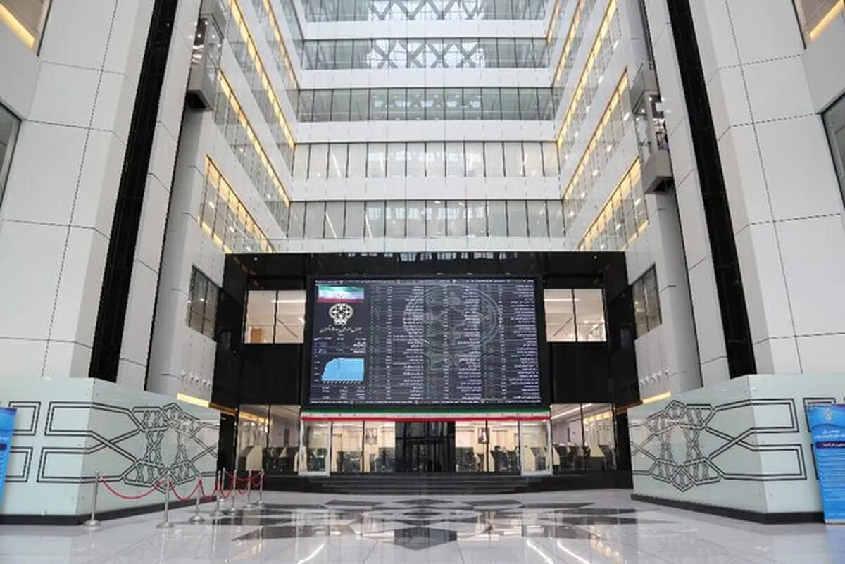 مچ‌اندازی دلار و مسائل سیاسی در تالار شیشه‌ای