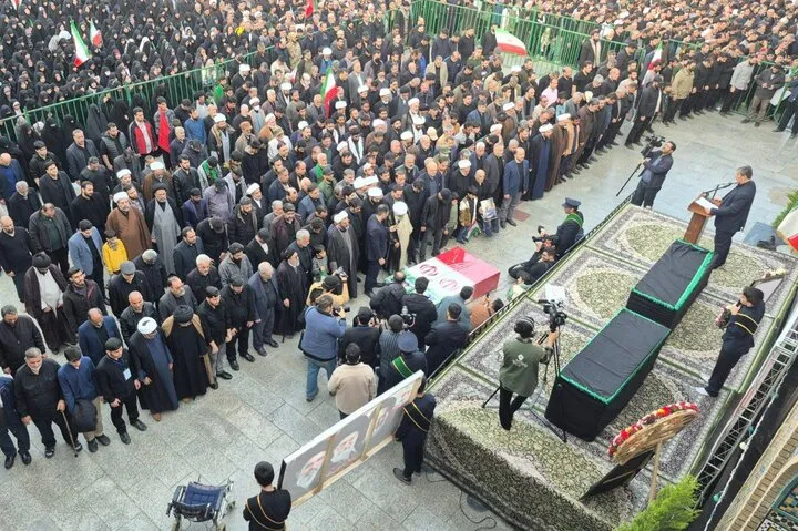 پیکر شهید لاریجانی در حرم حضرت معصومه(س) آرام گرفت