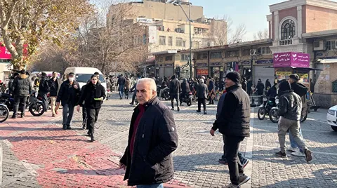 فعالیت روزانه و عادی بازاریان در بازار تهران