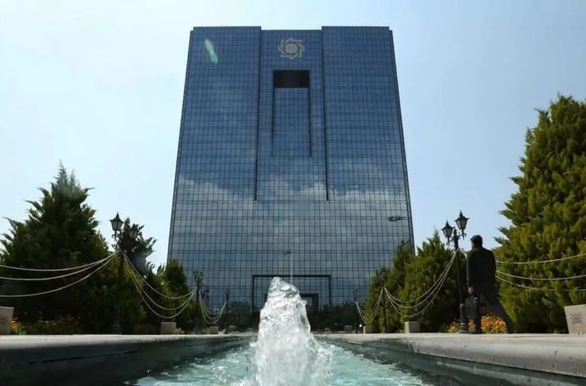 بانک مرکزی باید بر تثبیت بازار ارز تمرکز کند