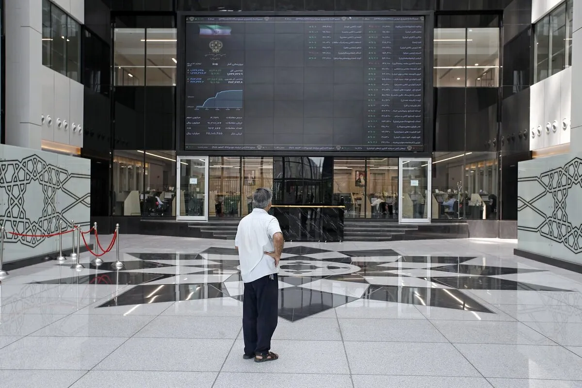 تداوم روند نزولی در بازار سرمایه؛ شاخص کل به سطح ۲.۷ میلیون واحدی عقب‌نشینی کرد
