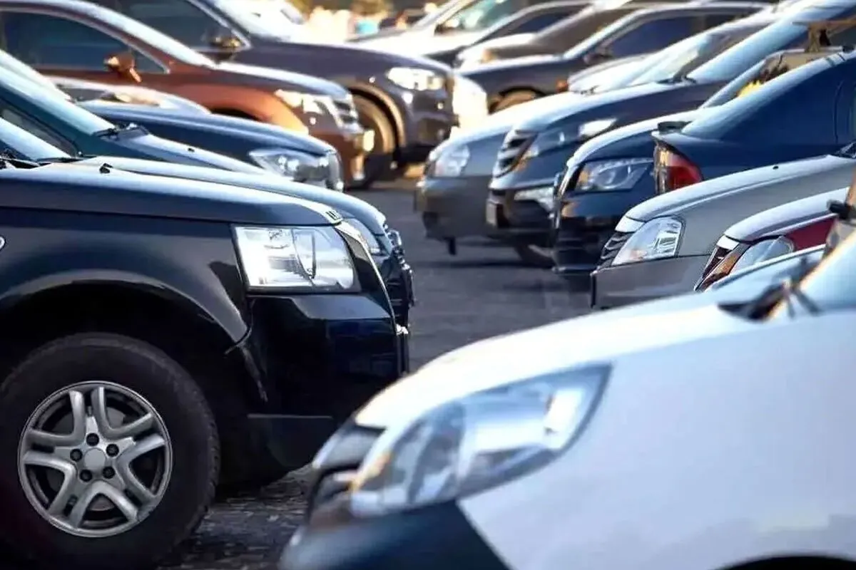 تخت گاز قیمت خودرو؛ کسی نمی‌خواهد ترمز بازار را بکشد؟