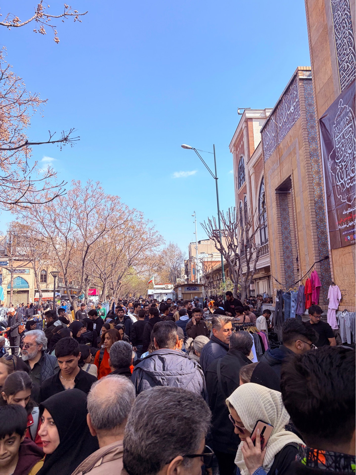 تهرانی‌ها بی‌تفاوت به شرایط جنگی در حال خرید شب عید