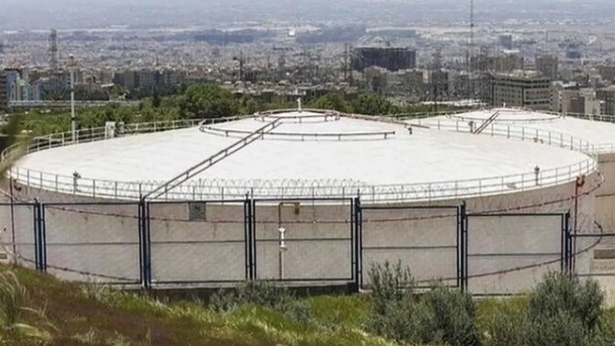 دود سیاه اطراف انبار نفت شهران به علت سوختن مشتقات نفتی است