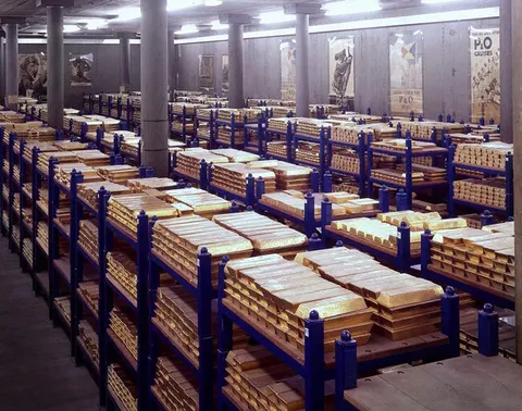 کسری بودجه آمریکا و سیاست‌ جنگ‌طلبانه ترامپ انس طلا را نجومی کرد