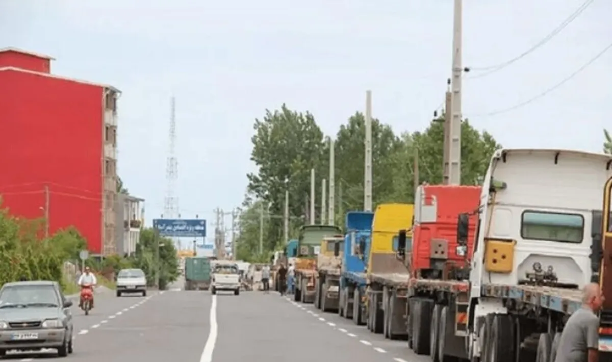 صف کامیون‌ها در آستارا کوتاه‌تر شد
