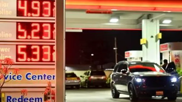 وزیر انرژی آمریکا: فعلا بنزین ۳ دلاری نداریم