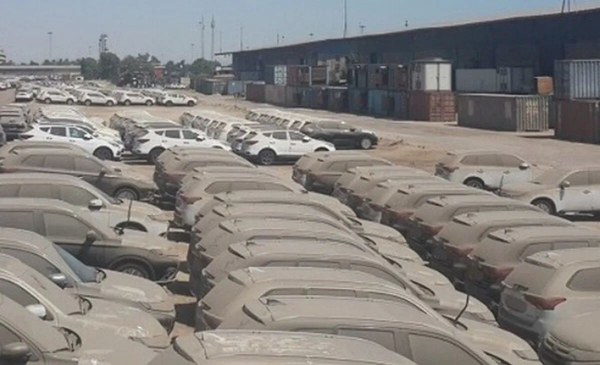 نصف خودروهای وارداتی در گمرک خاک می‌خورند