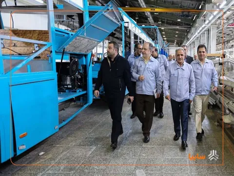 حمایت از خودروسازان باسابقه در اولویت بانک صنعت و معدن است