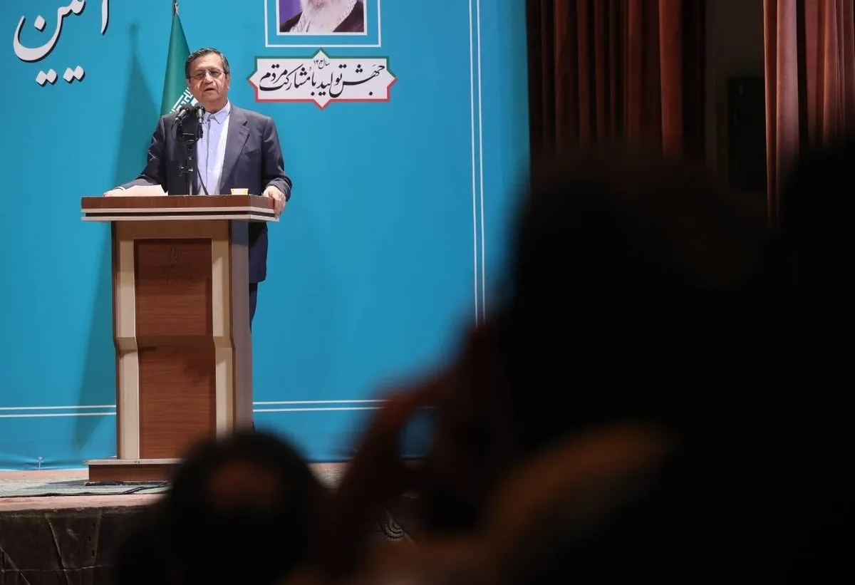 وزیر اقتصاد همچنان در رینگ سیاست