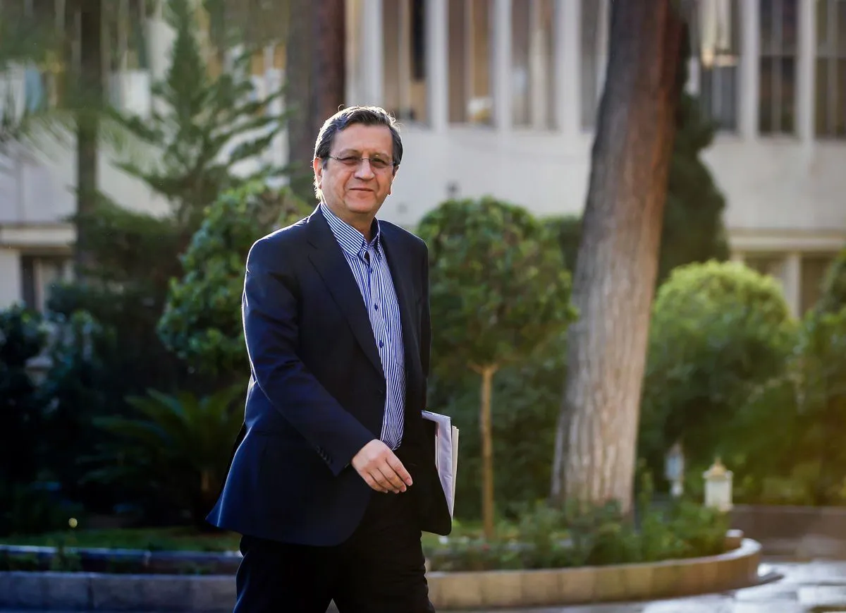 همتی: به مردم قول می‌دهم بازار ارز به ثبات برسد