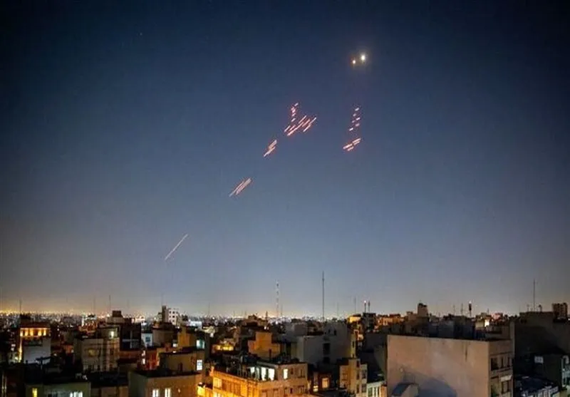 پدافند در تهران مشغول انهدام پهپادهای دشمن و اهداف متخاصم است