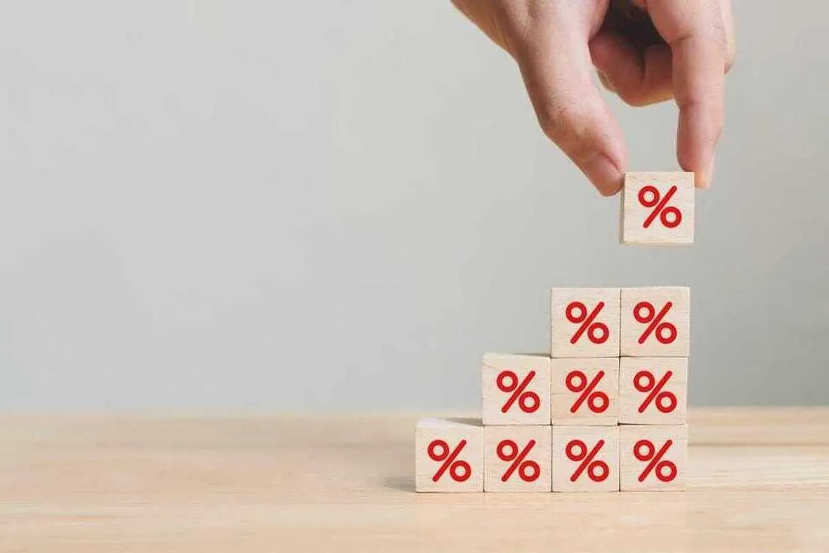 تقابل مصوبات رسمی با تشدید شکاف نرخ بهره واقعی و اسمی 