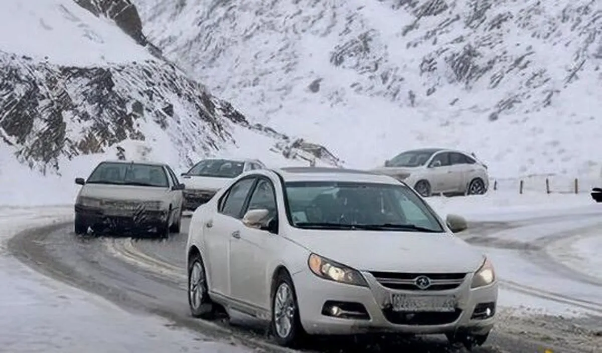 بارش برف در محور‌های ۶ استان/ جاده‌های مواصلاتی کشور باز است