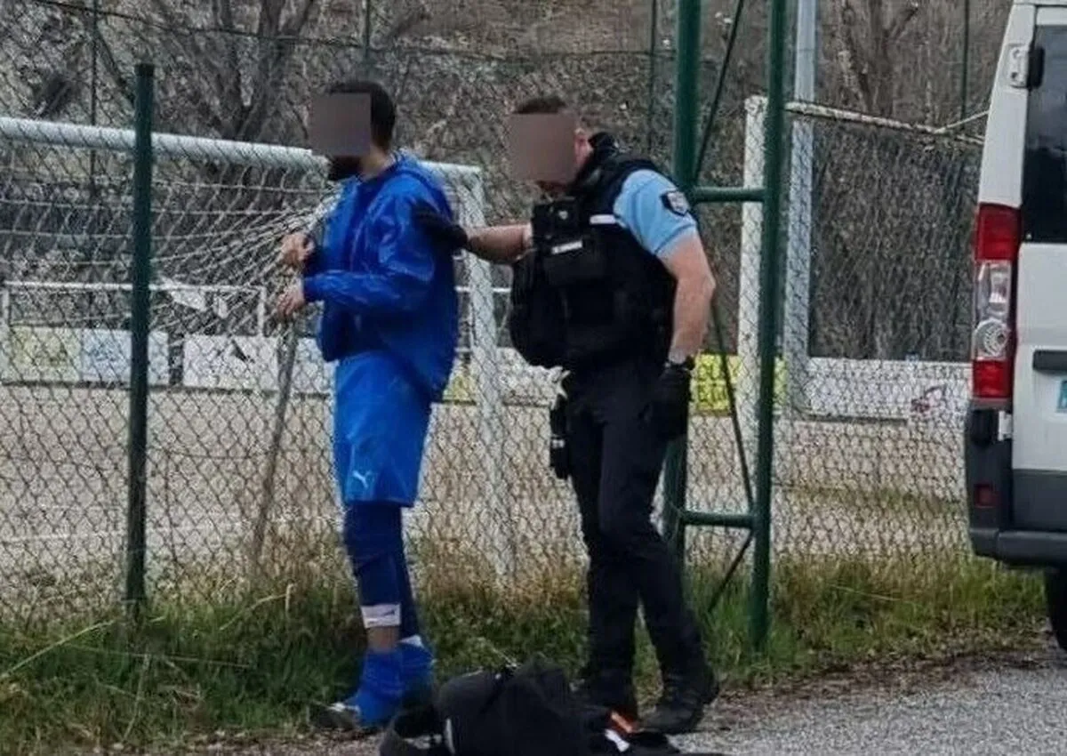 بازیکن اخراجی با چاقو به تماشاگران حمله کرد!