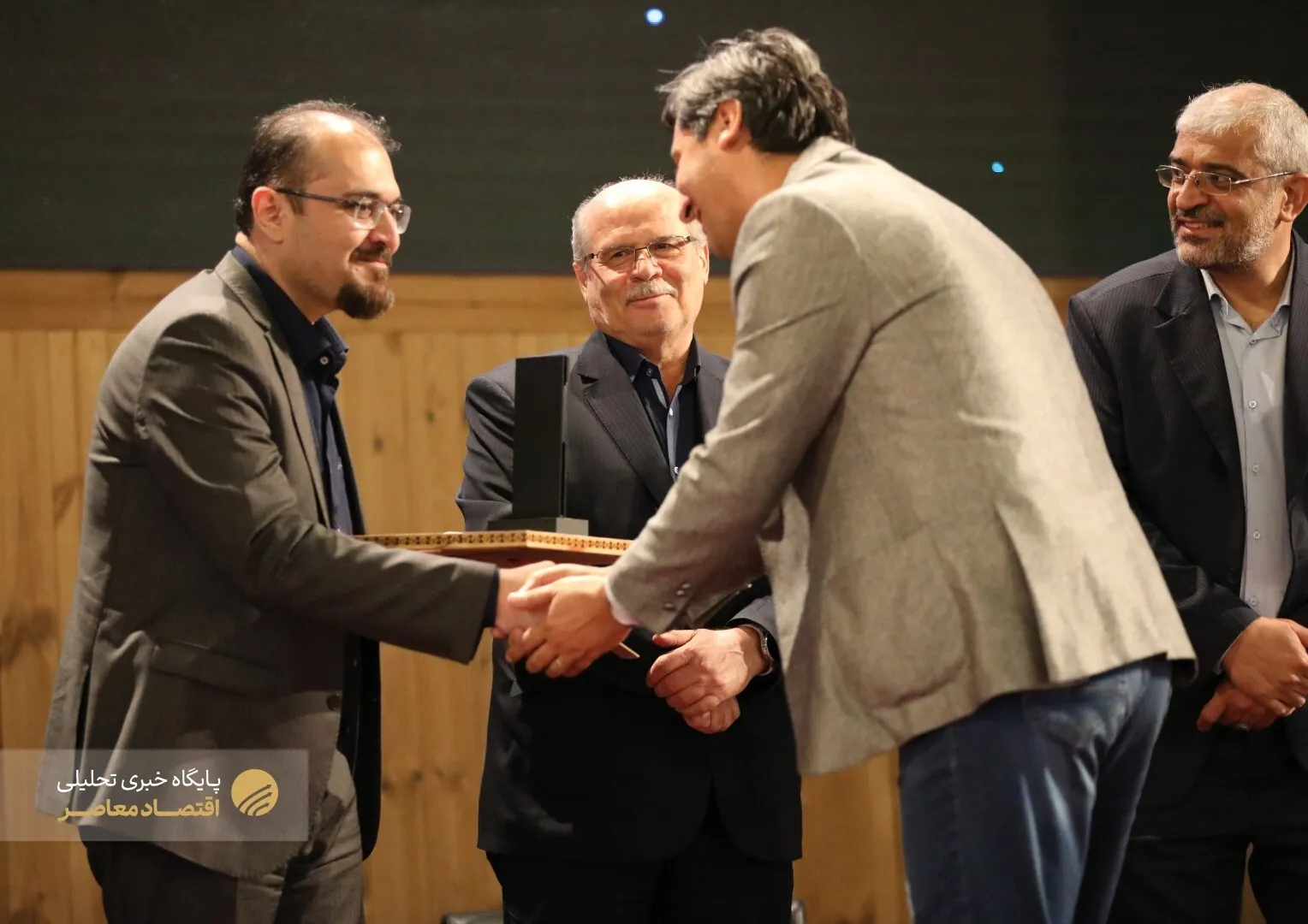 عصر امروز، مراسم همایش روز ملی تجارت الکترونیک با حضور محمدصادق مفتح، قائم مقام وزیر صمت در امور بازرگانی، محمد امین کلاهدوزان، سرپرست مرکز توسعه تجارت الکترونیکی، علیرضا شاه‌میرزایی،  معاون تجارت و خدمات وزارت صمت و جمعی از فعالان اقتصاد الکترونیک برگزار شد.
همچنین در این مراسم از تعدادی از کسب و کارهای موفق حوزه اقتصاد الکترونیک تقدیر شد.