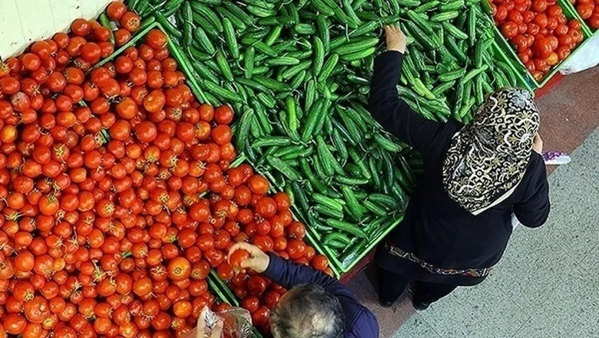 بازار میوه و سبزیجات در التهاب؛ چرا خیار و کاهو گران شد؟