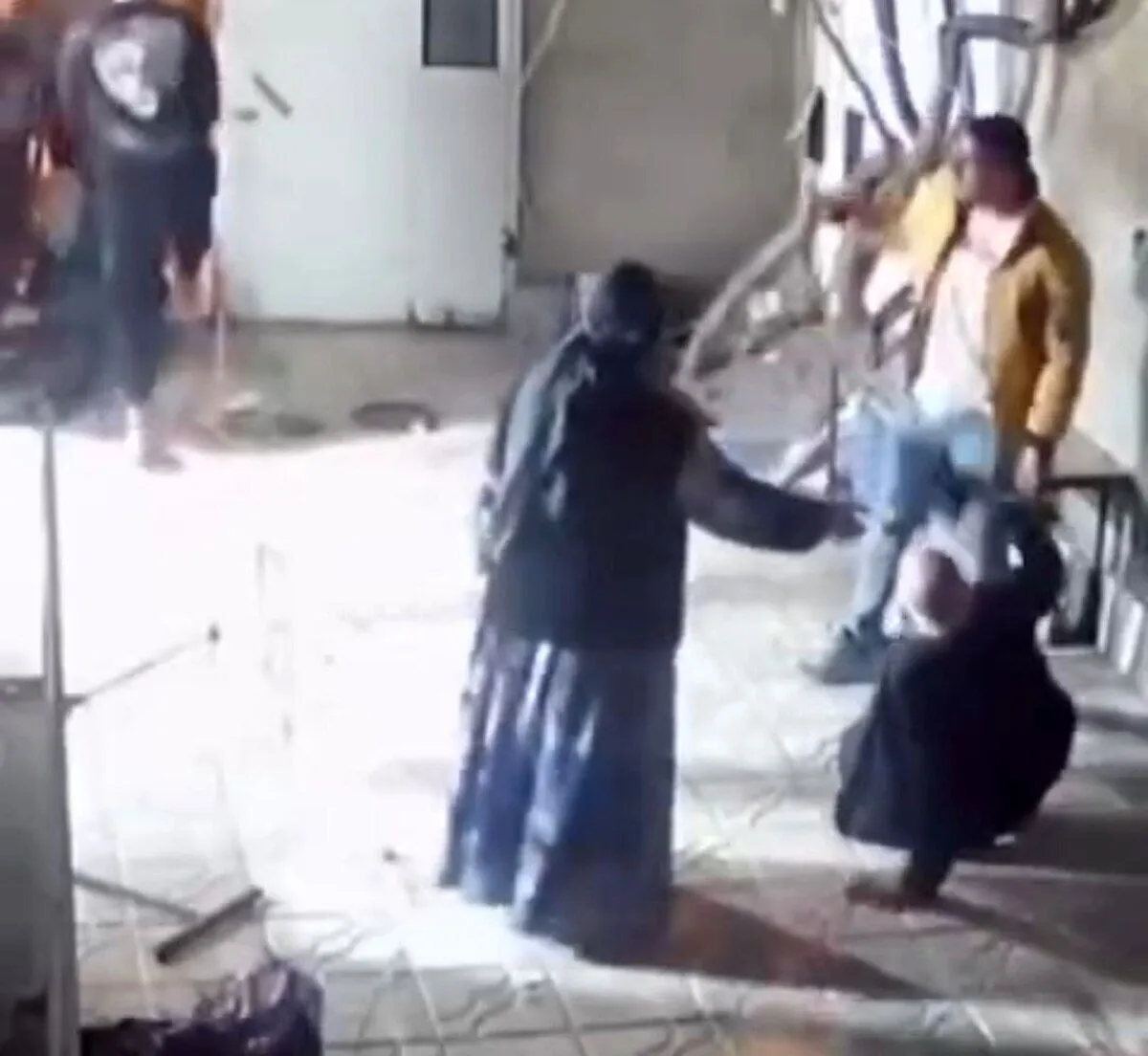 تشکیل پرونده قضایی در پی حمله اراذل و اوباش به زوج سالخورده/ پیرمرد مضروب فوت کرد + فیلم