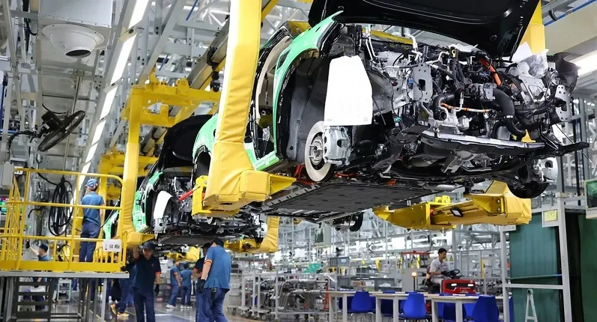 قفل قیمت تکلیفی بر چرخ خودرو؛ شتاب صنعت در گرو آزادسازی نرخ و رقابت