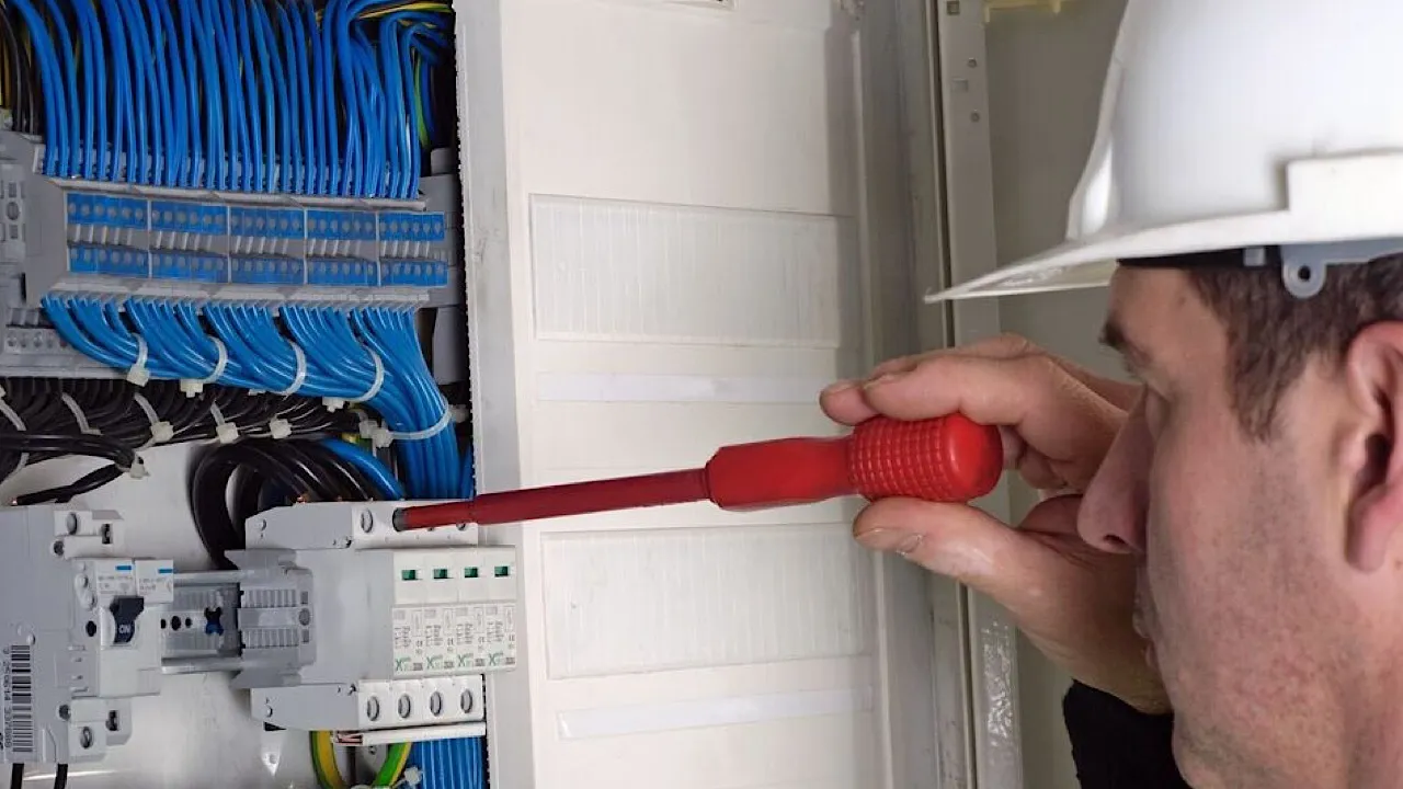 مشترکان قطعی آب و برق را اطلاع دهند