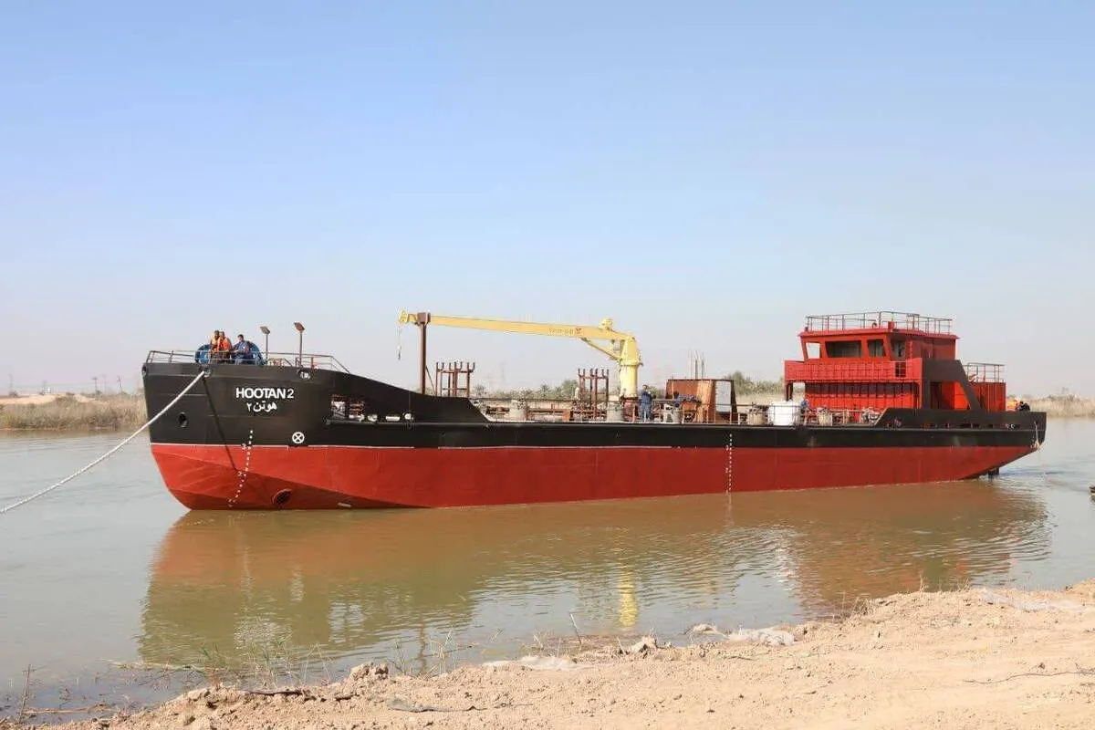 به آب‌اندازی شناور چندمنظوره سوخت‌رسان ساخت کشتی‌سازی اروندان