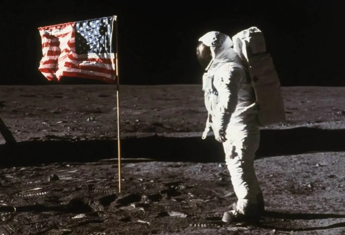 پرچم آمریکا هنوز بر روی ماه پابرجاست؟