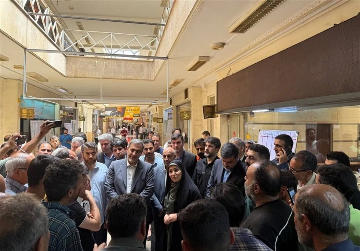 وزیر راه خطاب به رانندگان کامیون: در این جنگ ۱۲ روزه با غیرت کامیونداران هیچ باری روی زمین نماند