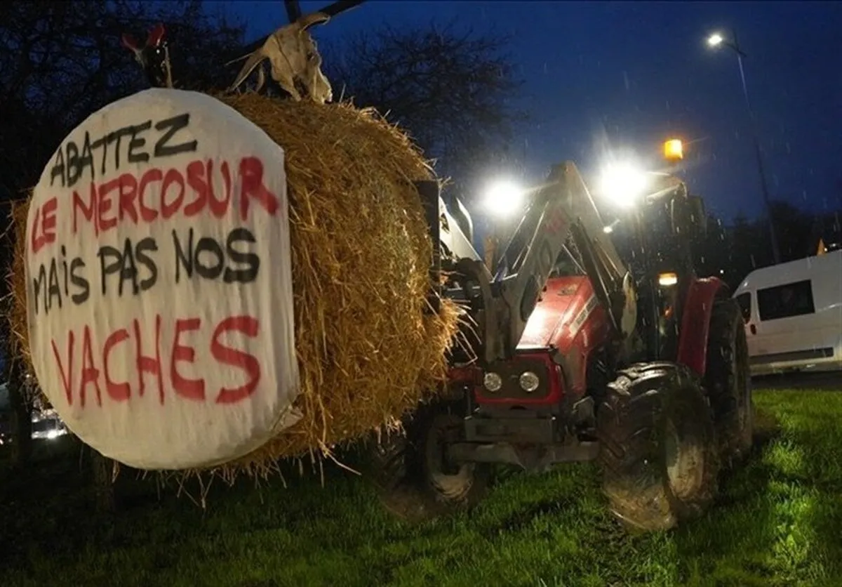 کشاورزان معترض فرانسه همچنان جاده‌ها را مسدود نگه داشتند