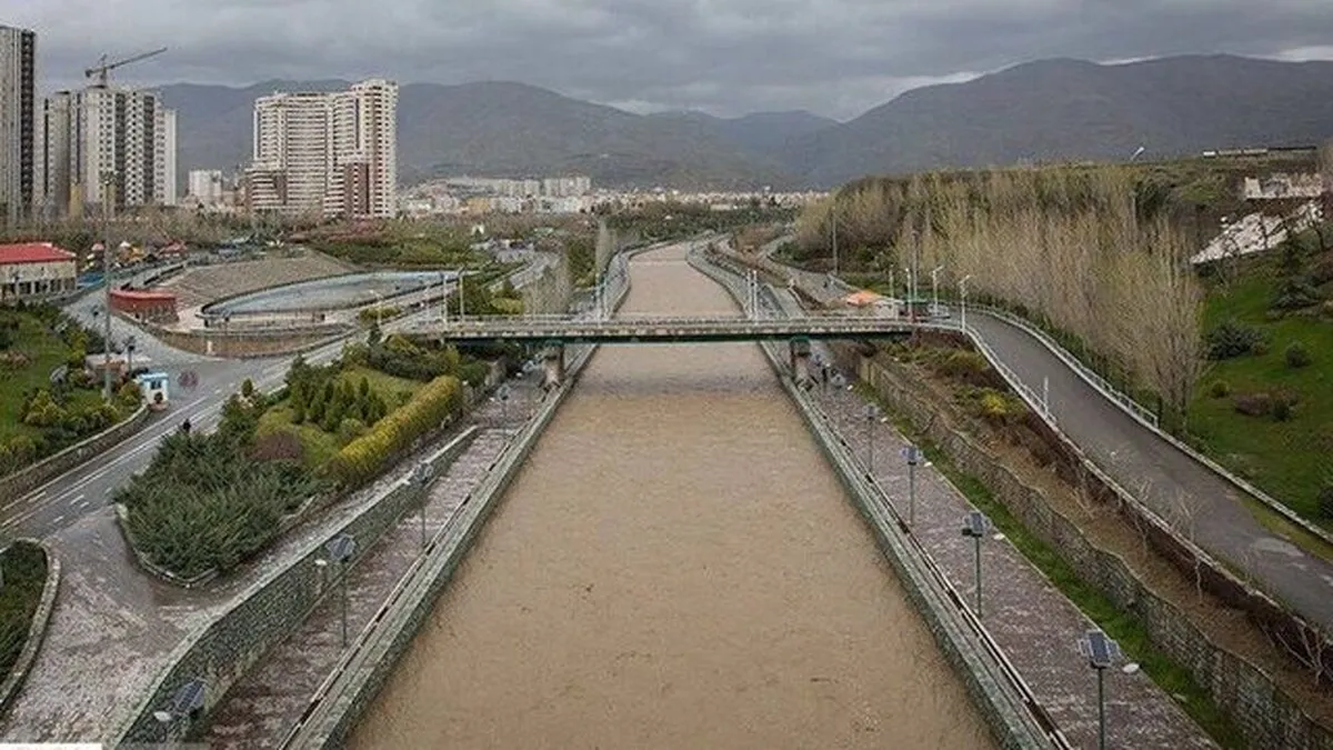 لایروبی مسیل رودخانه کن برای پیشگیری از آب‌گرفتگی سطوح پروازی مهرآباد