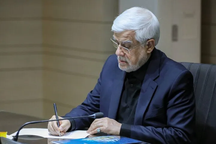 عارف: ایران از دل جنگ و ترور ، مقتدر ایستاده است