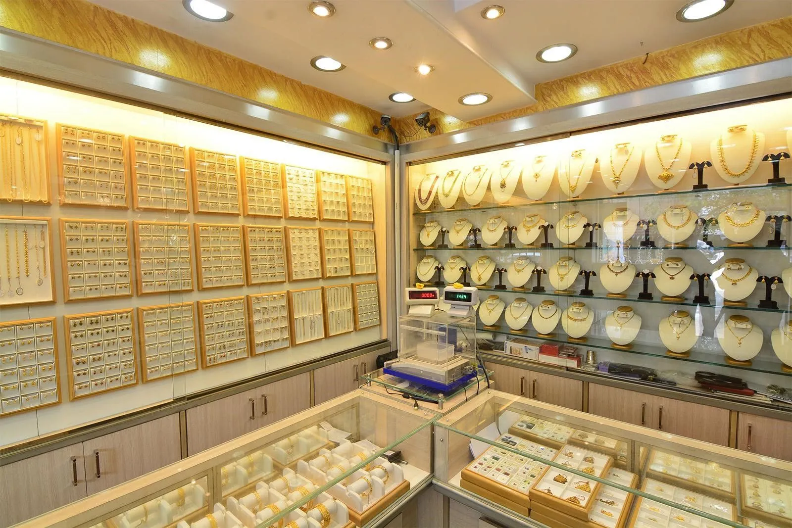 کسادی بازار طلافروشان با فروش غیررسمی طلای دست دوم؛ مردم قدرت خرید ندارند