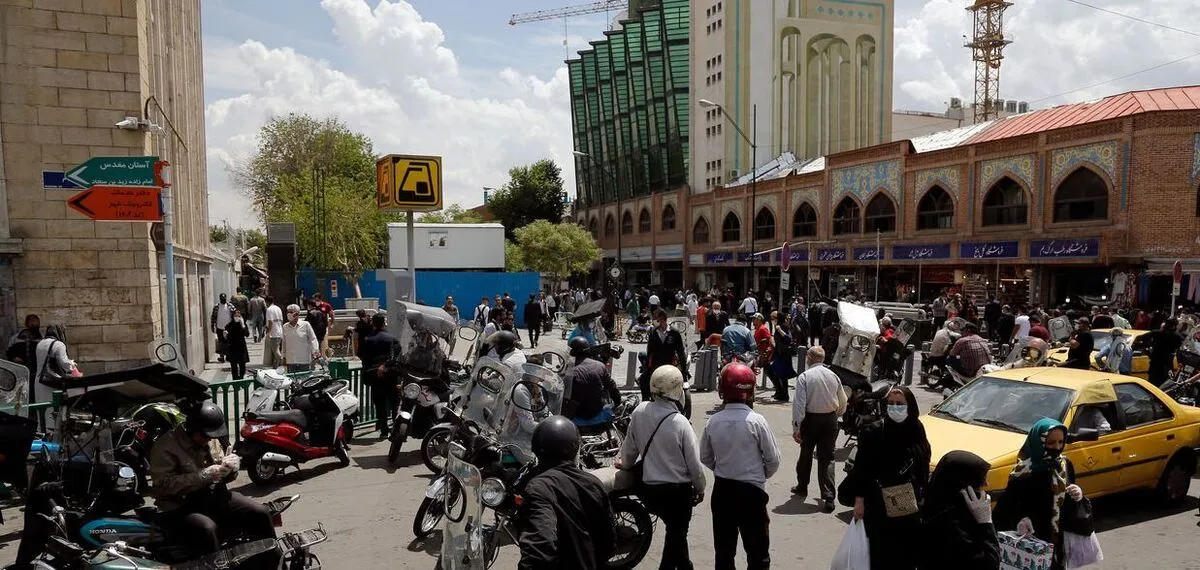 فعالیت روزانه و عادی بازاریان در بازار تهران