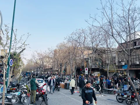 تهرانی‌ها بی‌تفاوت به شرایط جنگی در حال خرید شب عید