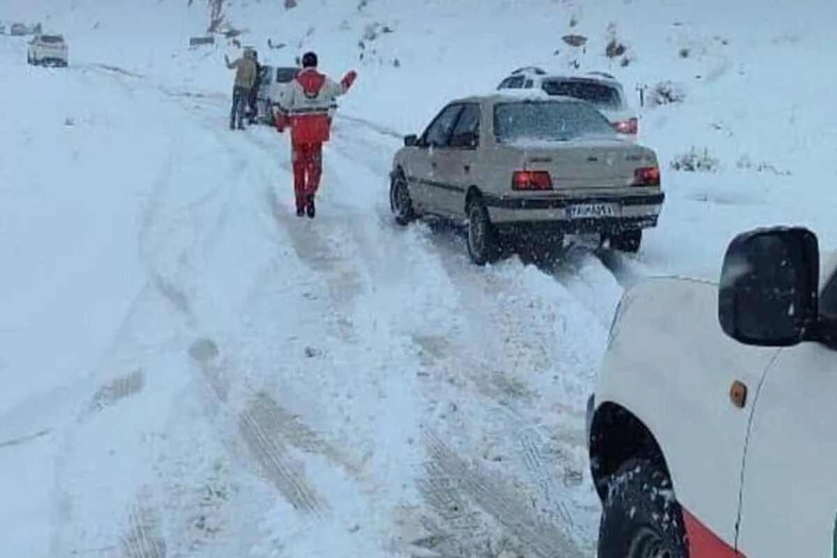 انسداد ۲۲ محور مواصلاتی کشور به دلیل بارش برف و باران