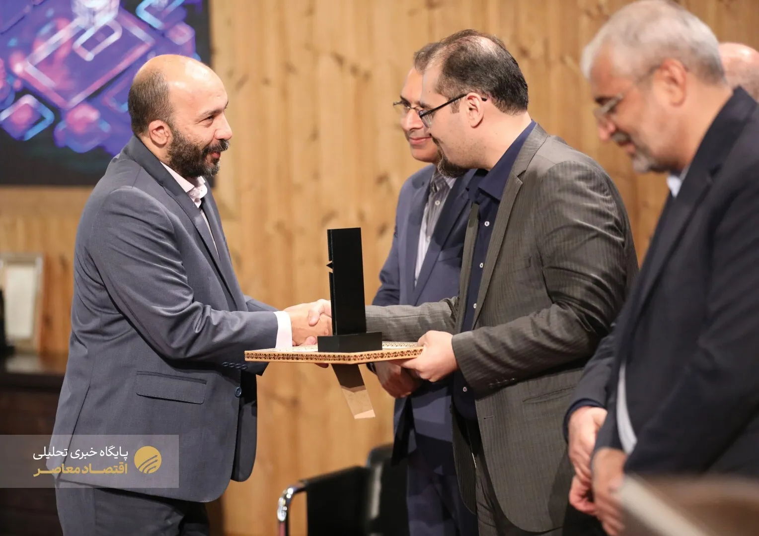 عصر امروز، مراسم همایش روز ملی تجارت الکترونیک با حضور محمدصادق مفتح، قائم مقام وزیر صمت در امور بازرگانی، محمد امین کلاهدوزان، سرپرست مرکز توسعه تجارت الکترونیکی، علیرضا شاه‌میرزایی،  معاون تجارت و خدمات وزارت صمت و جمعی از فعالان اقتصاد الکترونیک برگزار شد.
همچنین در این مراسم از تعدادی از کسب و کارهای موفق حوزه اقتصاد الکترونیک تقدیر شد.