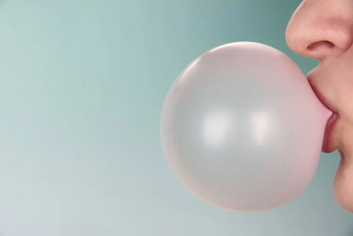 بلعیدن آدامس چه خطراتی دارد؟