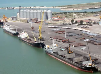 دولت دنبال افزایش تجارت از طریق بنادر شمالی و مسیر زمینی باشد