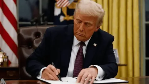 ترامپ پرداخت غرامت برای تعرفه‌های غیر قانونی‌اش را شروع کرد