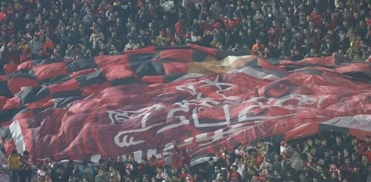 آتیش‌زدن پرچم پرسپولیس توسط هواداران تراکتور! +فیلم