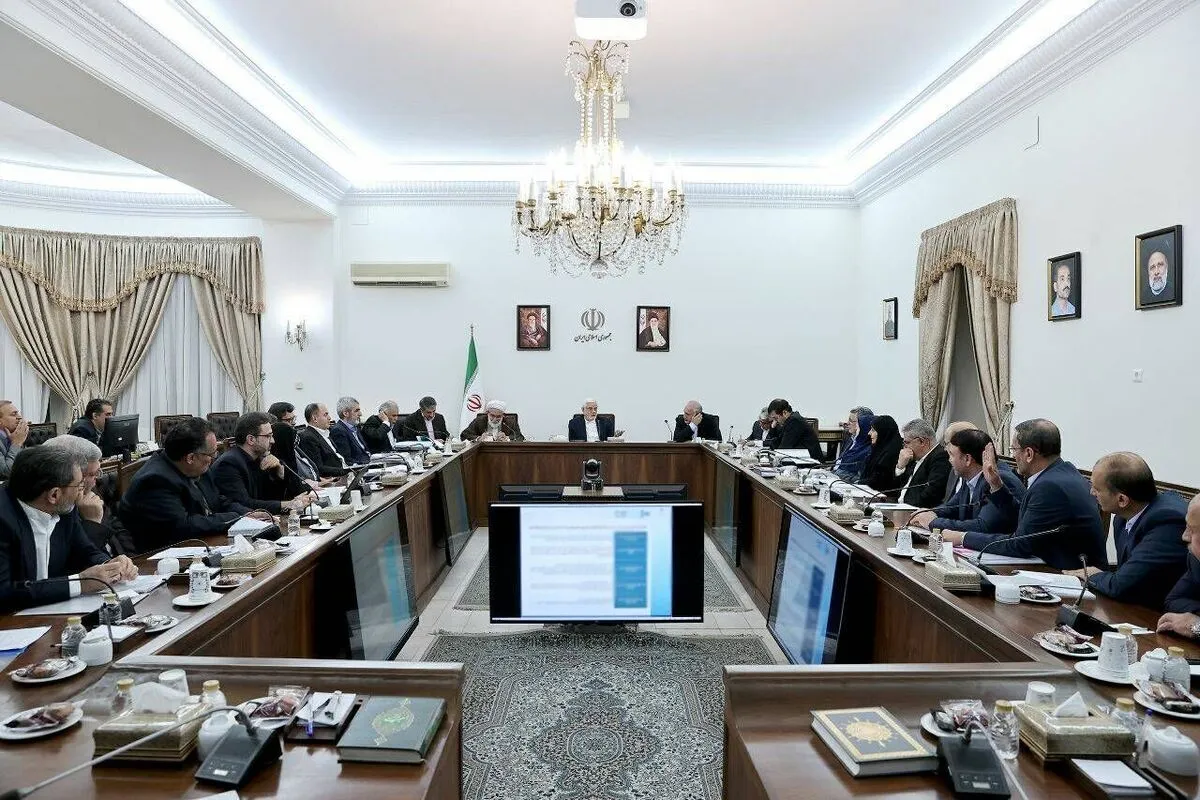 عارف: اموال مازاد برای سرمایه‌گذاری در تولید استفاده می‌شود