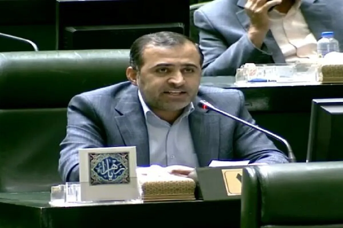 حسینی: بانک مرکزی برای مدیریت بازار ارز ورود جدی‌تری داشته باشد