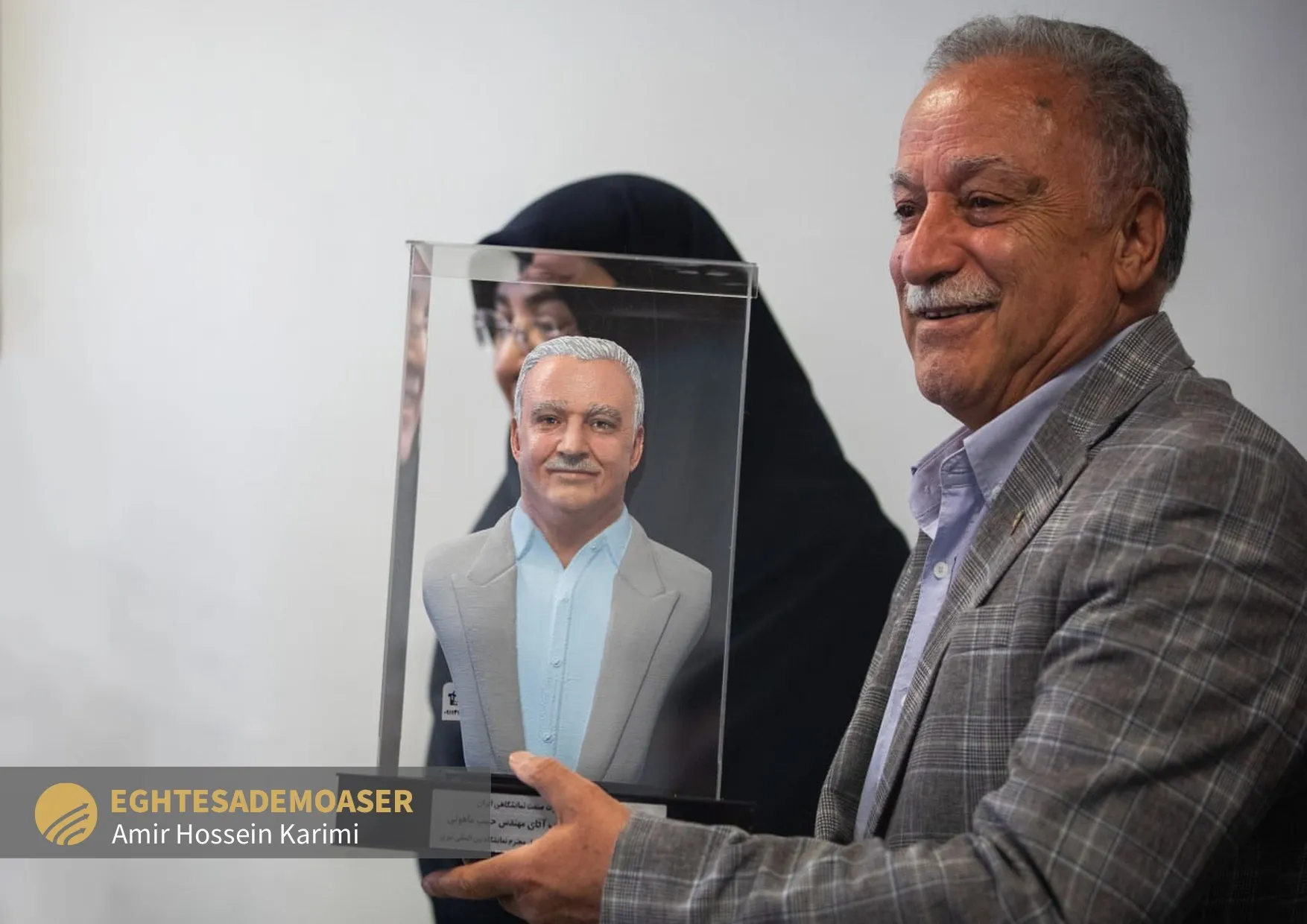 سخنگوی دولت در جمع مدیران نمایشگاهی با اشاره به ظرفیت بالای این صنعت در اشتغال‌زایی و تقویت تجارت خارجی، بر لزوم تمرکز بر مزیت‌های منطقه‌ای و حمایت از بخش خصوصی تأکید کرد.