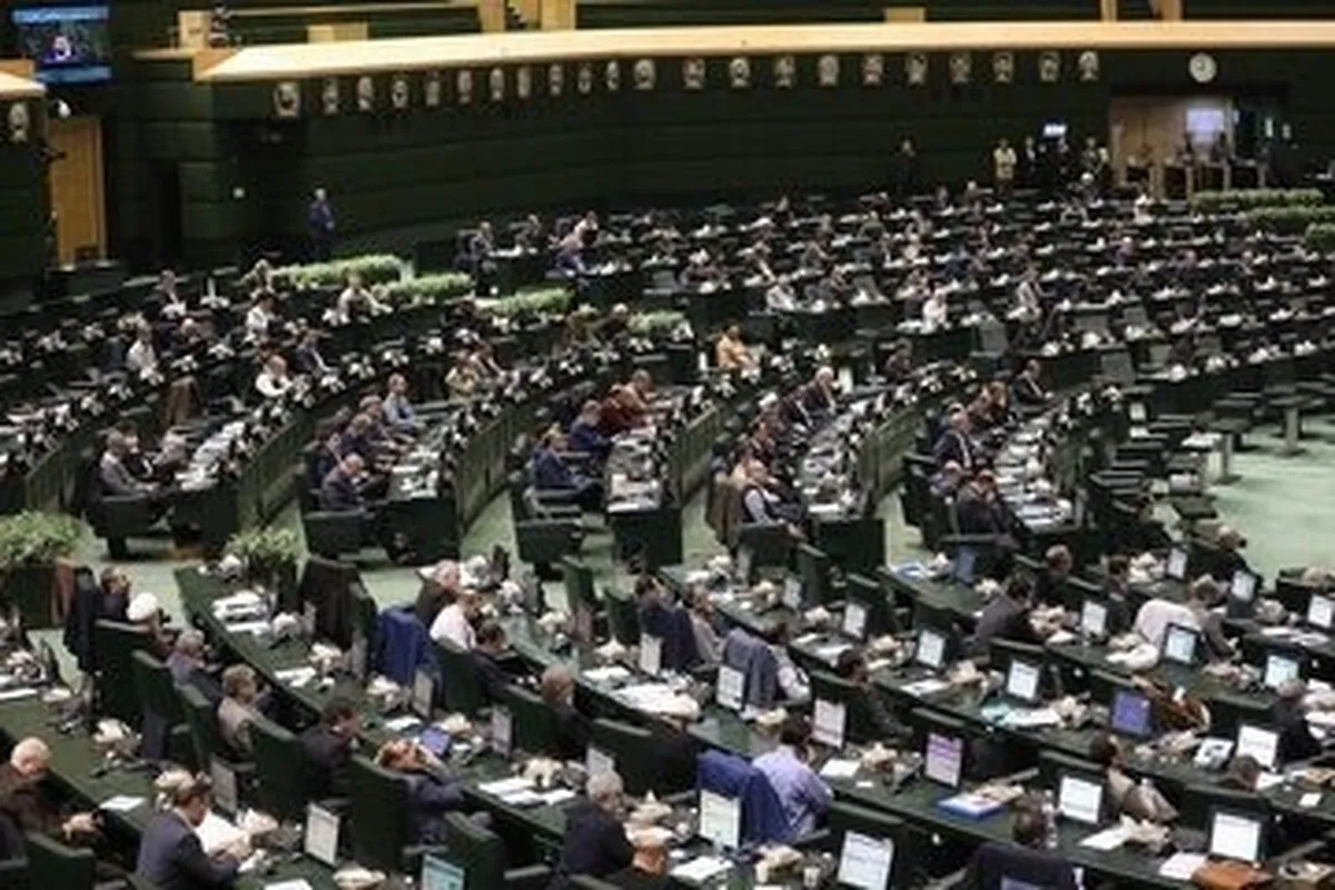 پیامک حقوق نمایندگان مجلس جنجال‌ساز شد