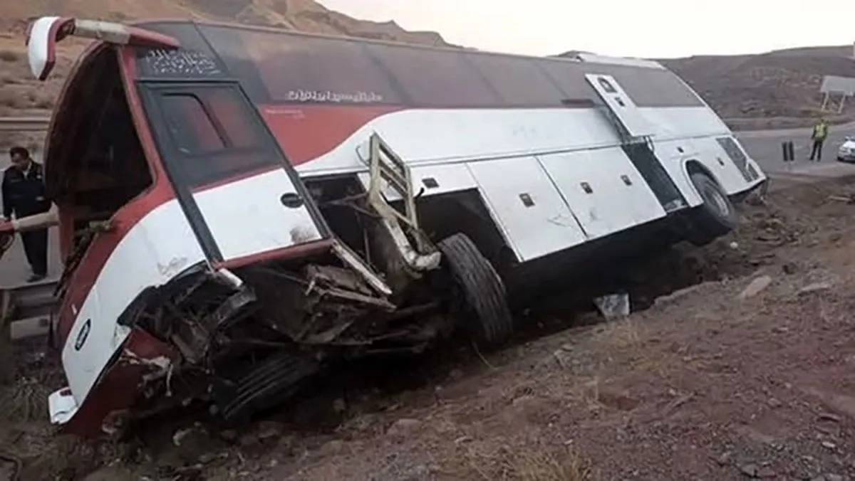 واژگونی اتوبوس در کرمان با هفت کشته و ۳۰ مصدوم